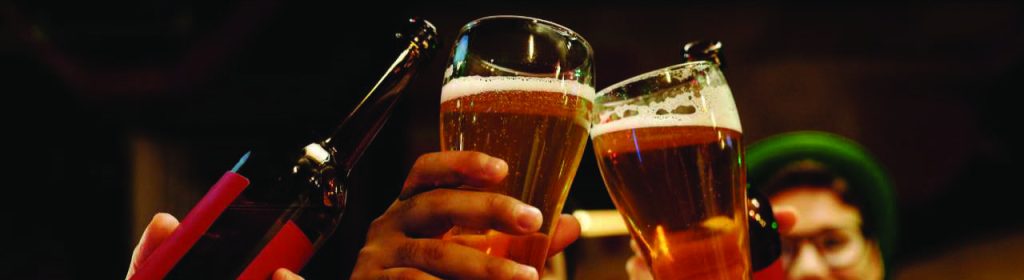 Immagine di persone che brindano con bicchieri di birra