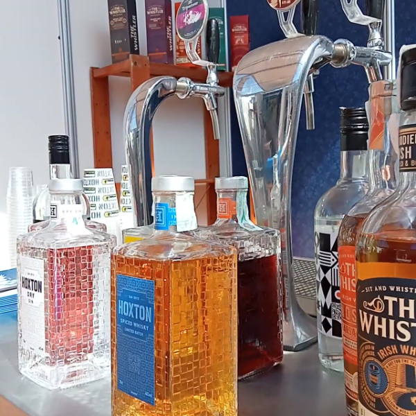 Hoxton gin e The Whistler whiskey.