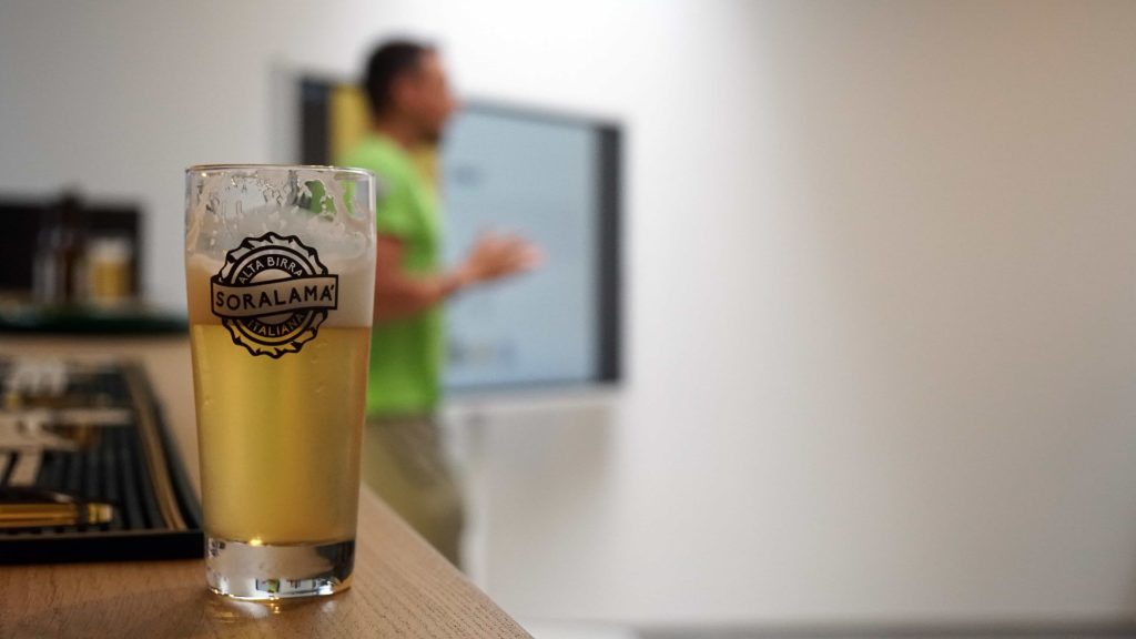 Primo piano di un bicchiere di birra Soralamà