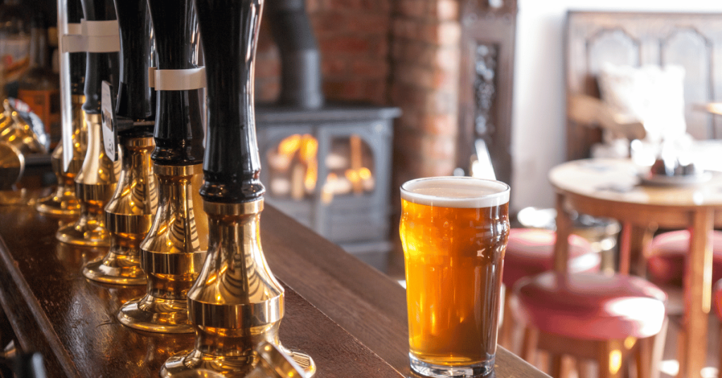 Birra servita al bancone di un pub